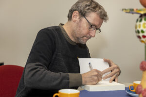 Signeren van het boek Hoogslim bij Bartiméus