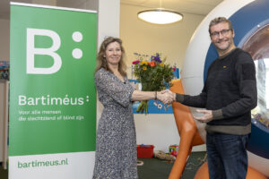 Bloemen bij de overhandiging van Hoogslim aan Bartiméus