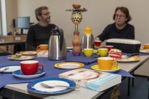 Het boek op tafel bij de boekoverhandiging bij Bartiméus